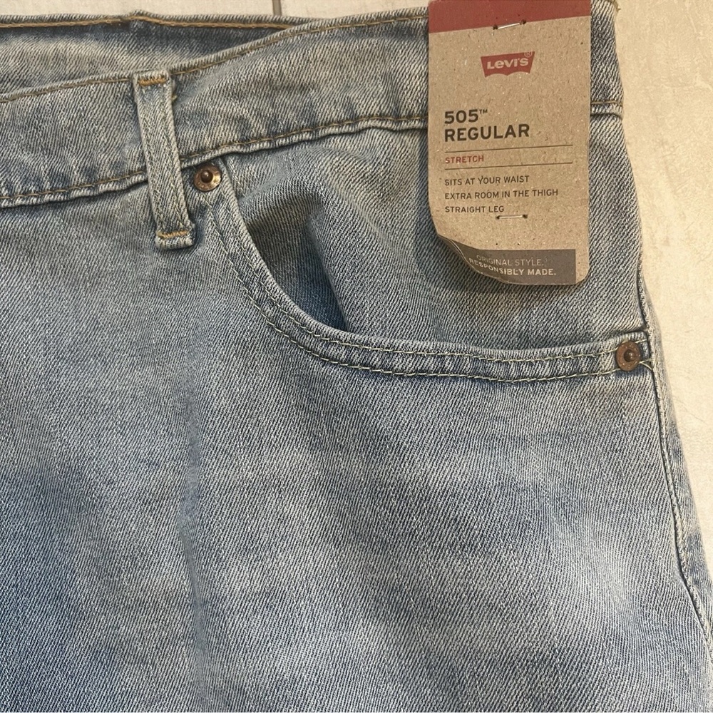 NWT Levi's 505 Men's 42x32 Regular Fit Straight Leg Jeans Light Wash Classic - Picture 4 of 11